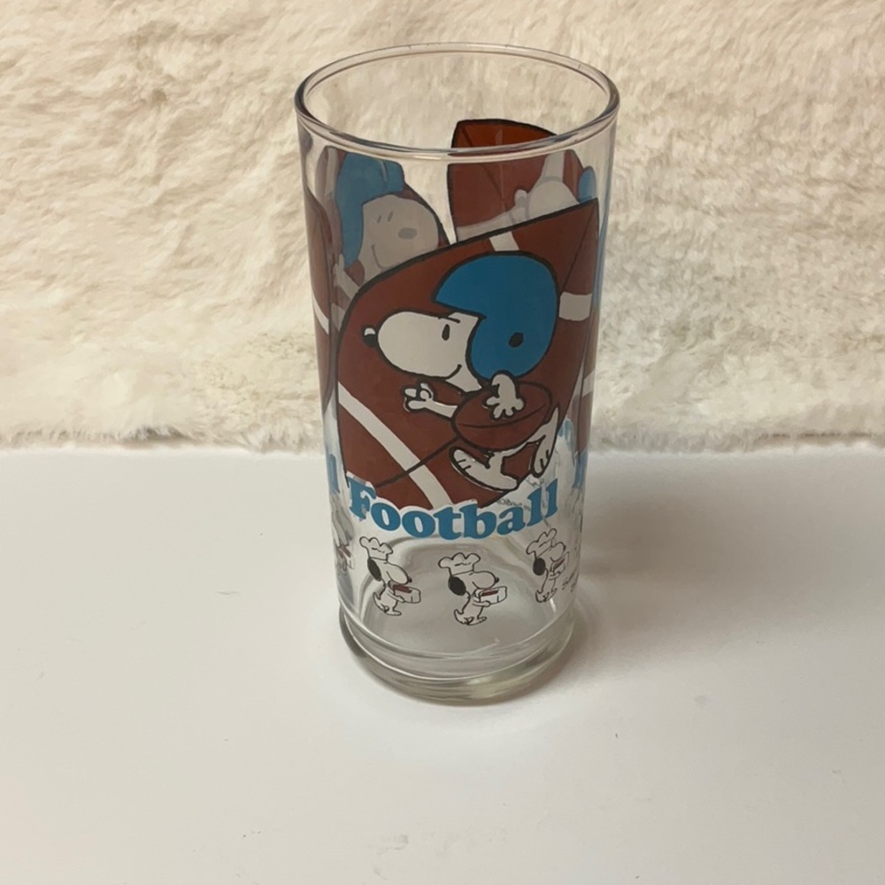 vtg PEANUTS Tall Drinking Glass Snoopy (Peanuts) with Football 1958 - Picture 3 of 5